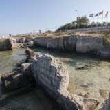 ... prima di ritrovarci davanti alla vera meraviglia del posto. Davanti ai nostri occhi si profilano infatti una serie di forme scultoree ben definite e squadrate impresse nella roccia...